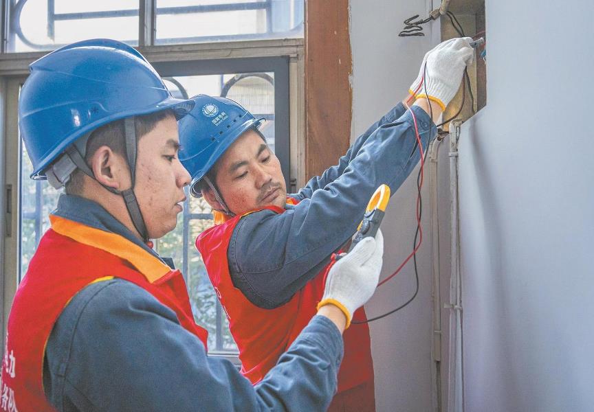 安徽休寧：獨(dú)居老人家中失電 服務(wù)隊上門除故障