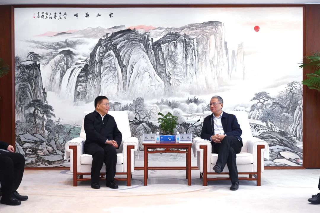 中國(guó)電建黨委副書記、總經(jīng)理王斌與內(nèi)蒙古自治區(qū)黨委常委、呼和浩特市委書記包鋼會(huì)談