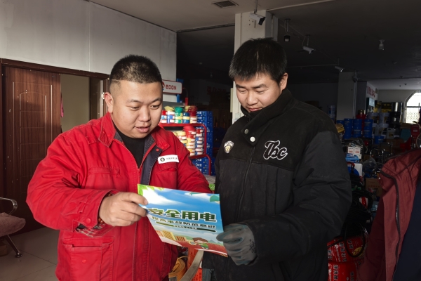 內(nèi)蒙古電力集團(tuán)烏海千里山供電公司蒙電愛心光明行，用電無憂進(jìn)社區(qū)