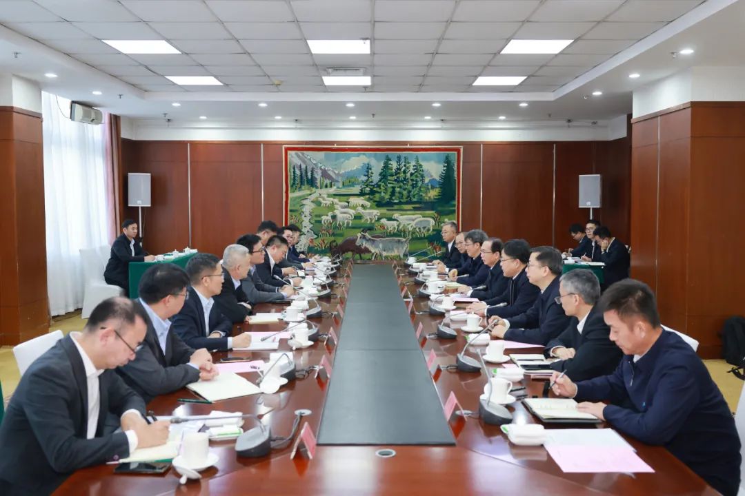 華電集團黨組書記、董事長江毅與上海電氣黨委書記、董事長吳磊舉行會談