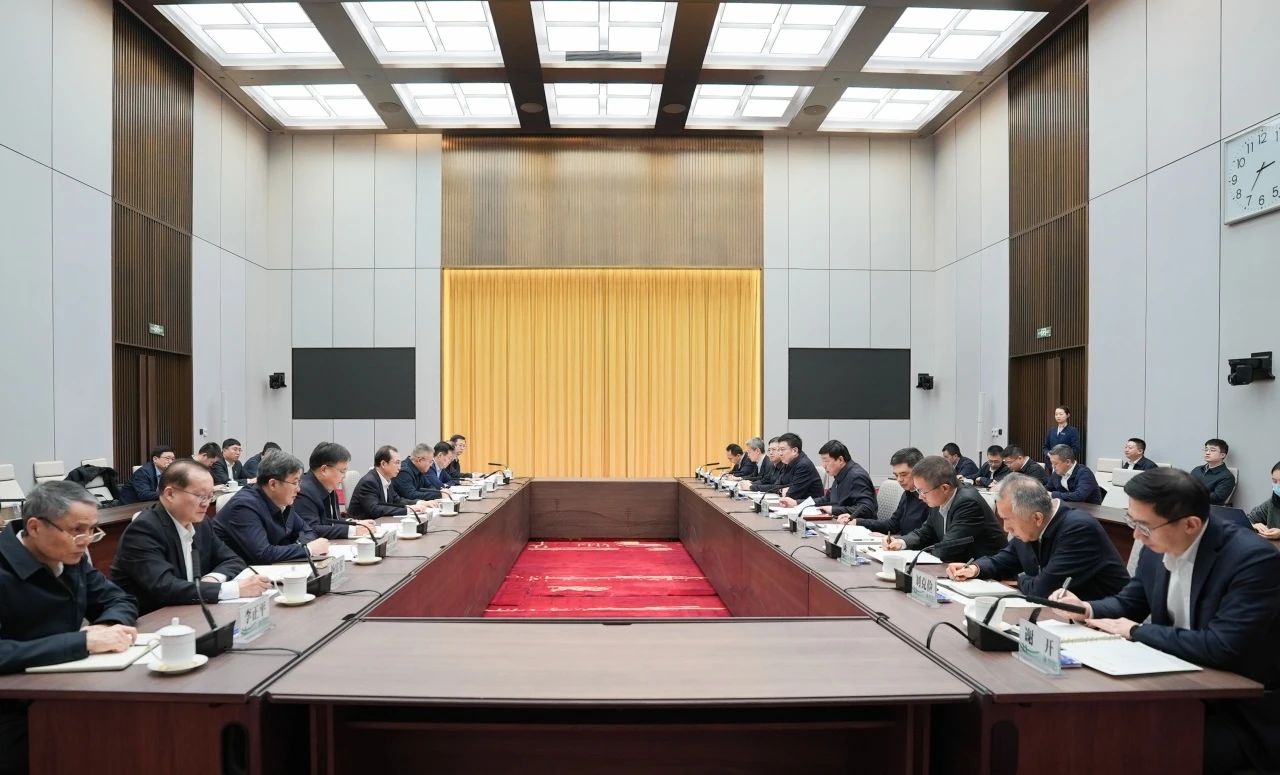華電集團(tuán)董事長江毅、總經(jīng)理葉向東與國家電網(wǎng)董事長張智剛、總經(jīng)理龐驍剛舉行會(huì)談
